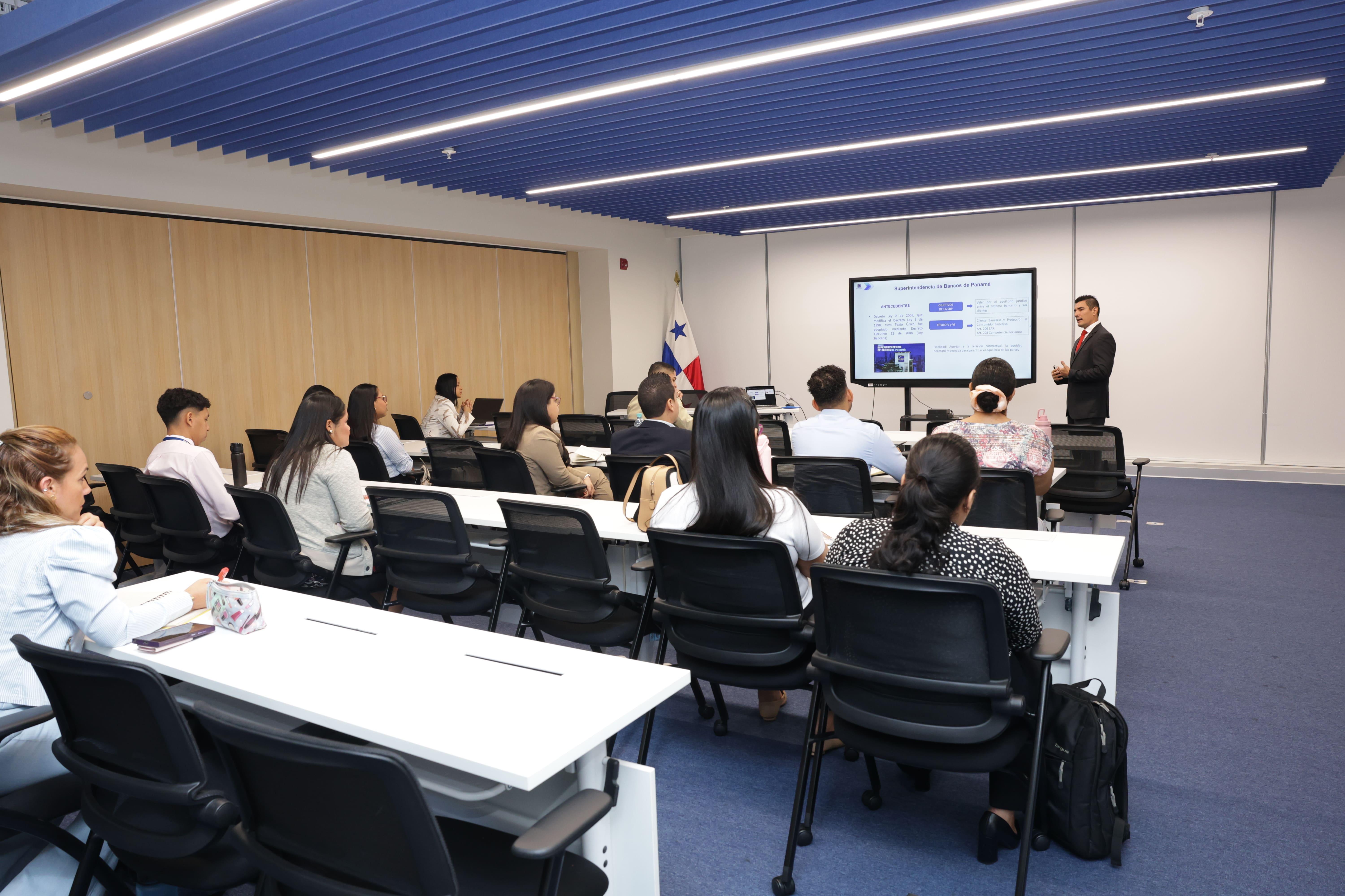 fortalecer atencion al cliente en el sistema bancario panameño