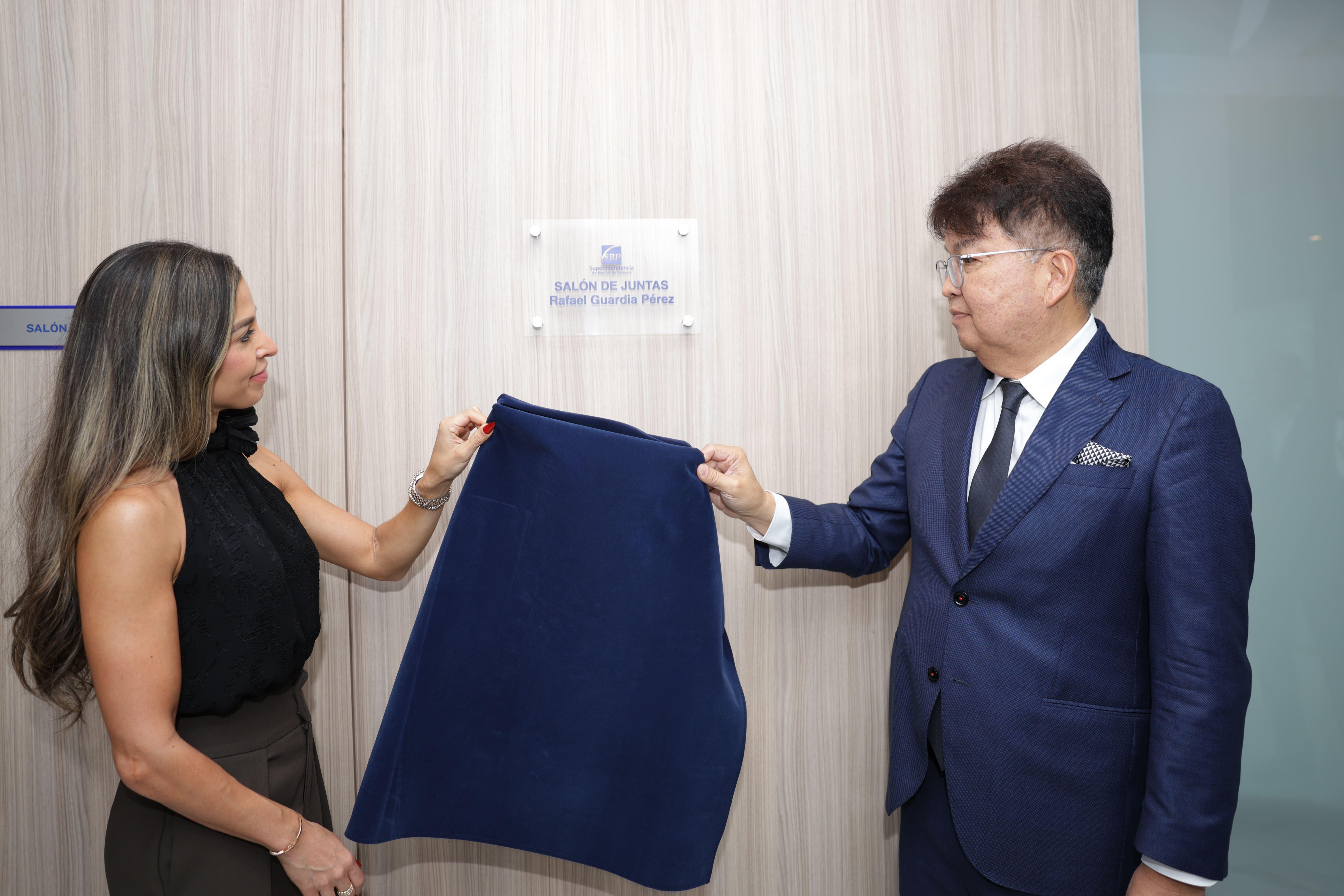 SBP rinde homenaje póstumo a Rafael Guardia Pérez con la develación del Salón de Juntas que lleva su nombre