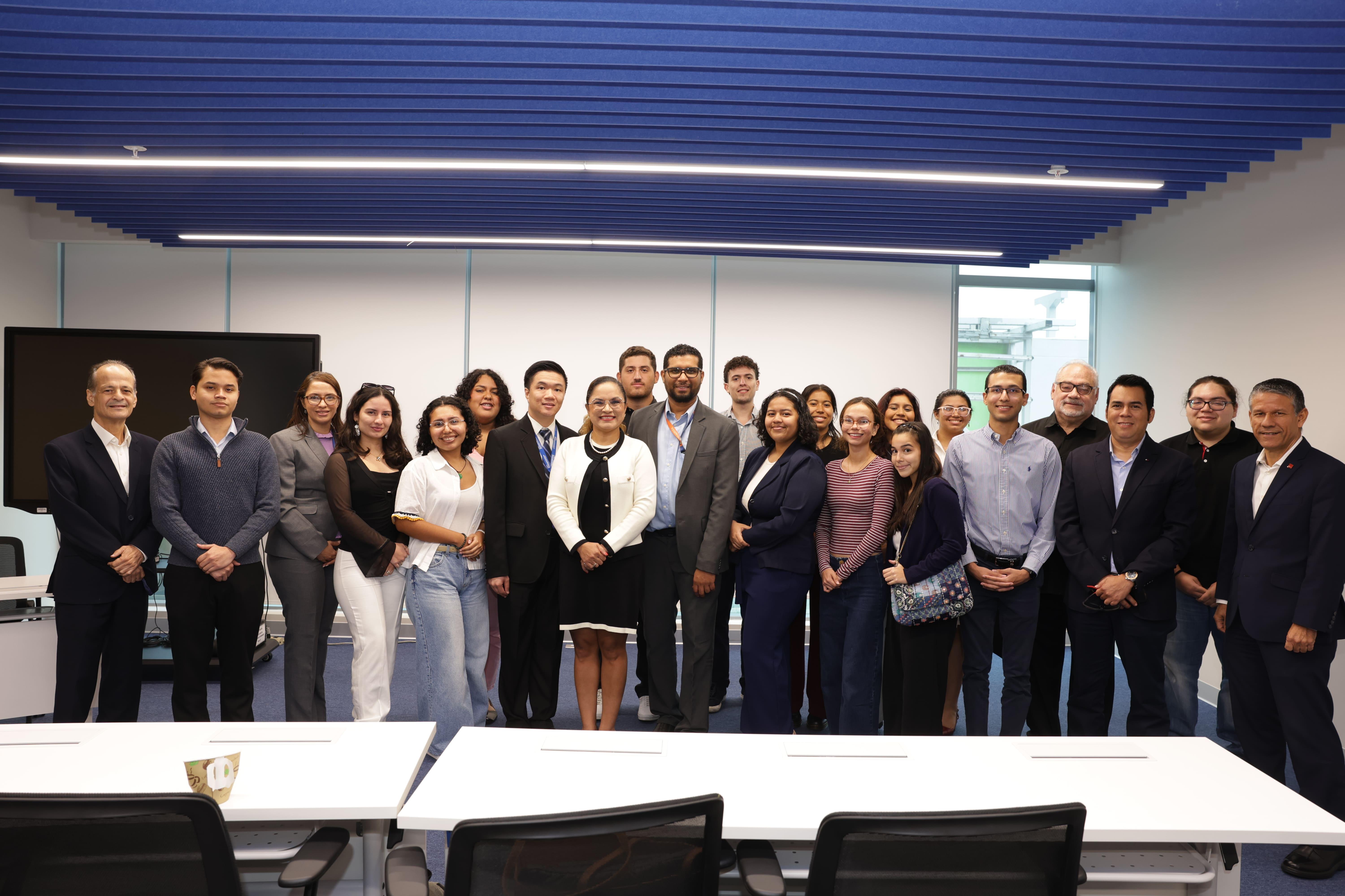 SBP fortalece la educación financiera con estudiantes de la USMA